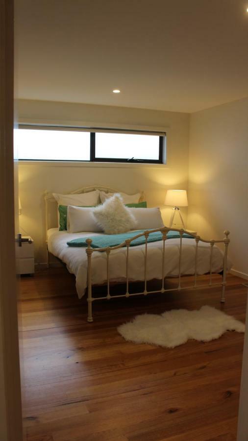 Three-Bedroom House,843817400:JPEG